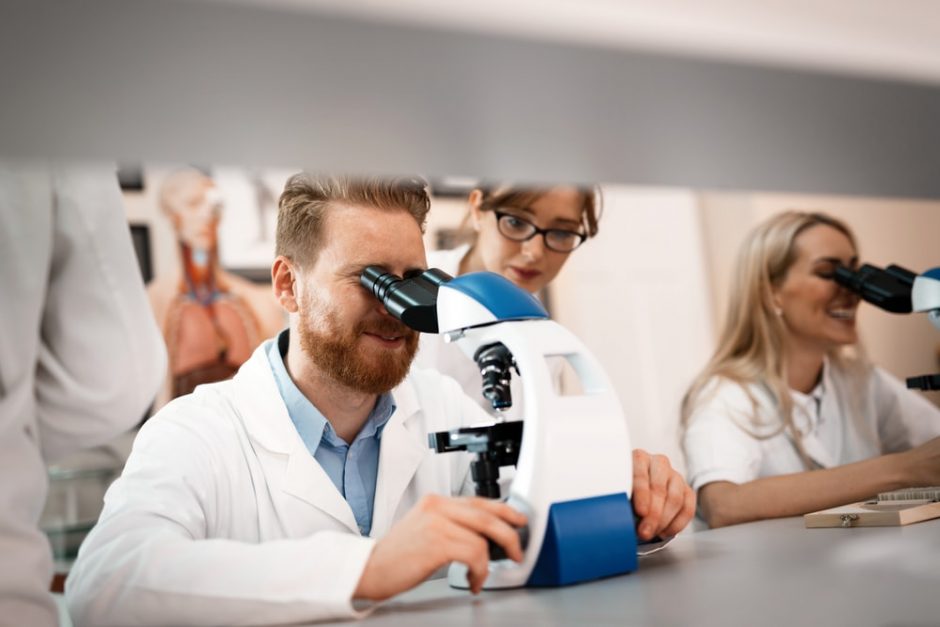 Entenda como melhorar a performance dos colaboradores do seu laboratório de análises
