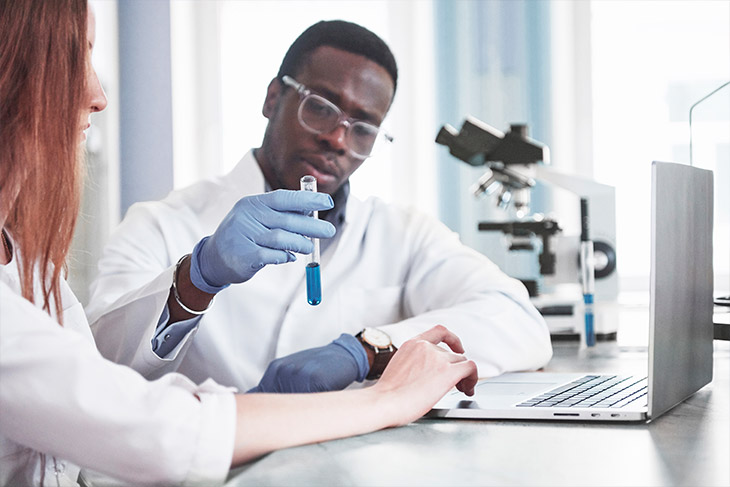 Quais os pontos que devem ser considerados no controle de qualidade de laboratório clínico?