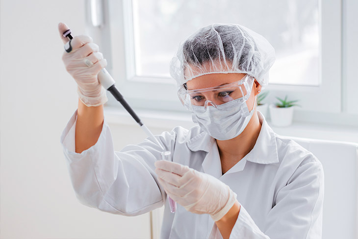 Quais os princípios essenciais de um código de ética para laboratórios de análises clínicas?