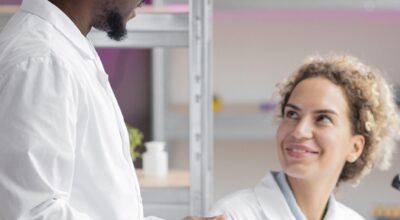 Equipe de laboratório discutindo comunicação — Gestão de Laboratório Clínico