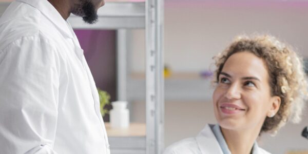 comunicacao-em-laboratorios-de-analises-clinicas-scaled-1